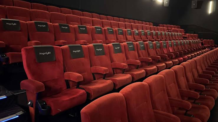 Kematian Kursi Bioskop Konvensional: Saat Tren Immersive Cinema Berbasis Sensor Haptik dan AI-Generated Alternate Ending Mengubah Penonton Jadi Sutradara di 2026